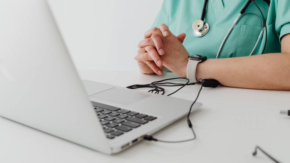 Virtual Medical Scribes Vs AI Scribes